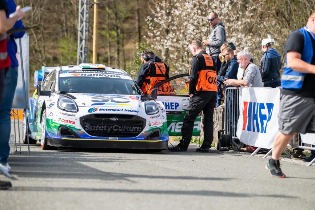 Rally automobil i sudionici uz stazu u Trnovici, WRC Croatia Rally 2026.
