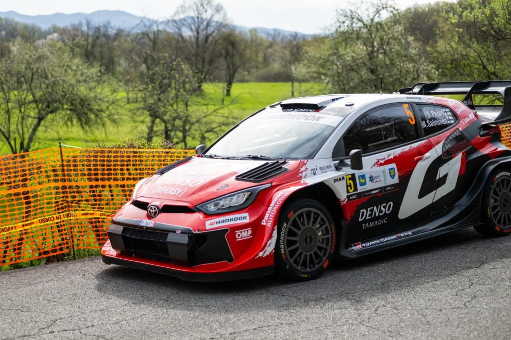 Crveni rally automobil na stazi uz zelenilo Trnovice, WRC Croatia Rally 2026.