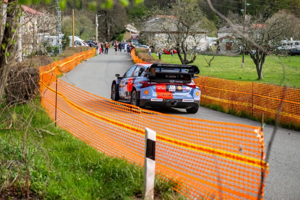 Rally automobil u zavoju uz zaštitnu ogradu u Trnovici, WRC Croatia Rally 2026.