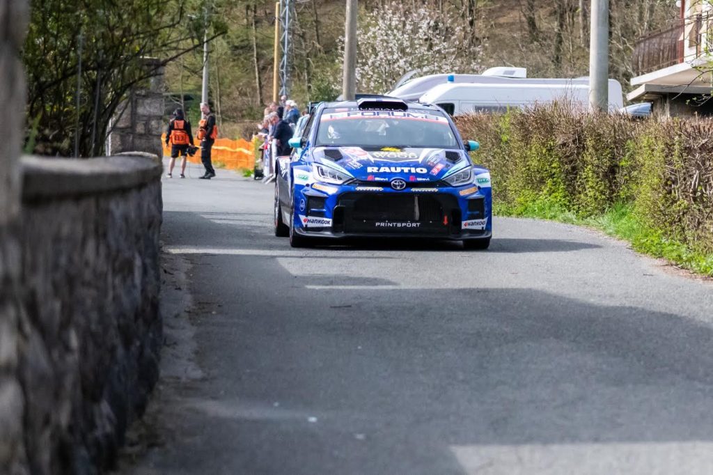 Plavi rally automobil na cesti kroz Trnovicu, WRC Croatia Rally 2026.