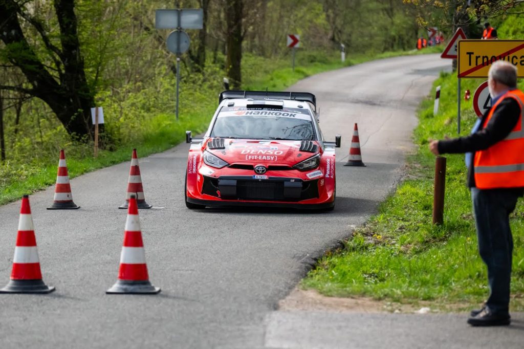 Crveni rally automobil prilazi označenom dijelu staze u Trnovici, WRC Croatia Rally 2026.
