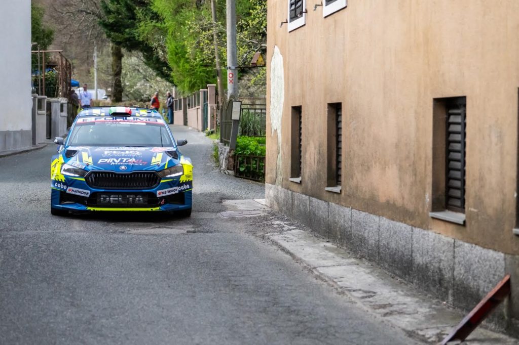 Rally automobil prolazi između kuća u Trnovici, WRC Croatia Rally 2026.