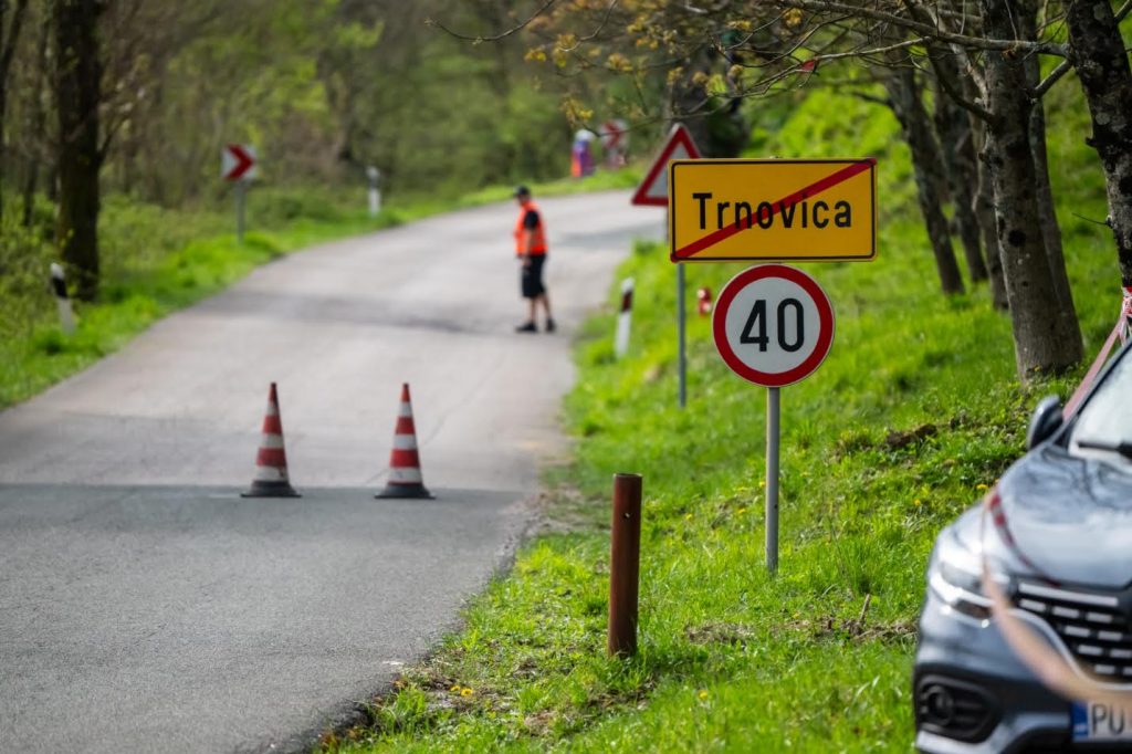 Oznaka naselja Trnovica uz cestu za WRC shakedown 2026.